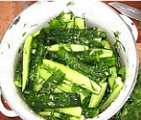 Салат из огурцов, чеснока и зелени