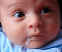 Причины срыгивания у новорожденных после кормления