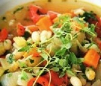 Легкий овощной суп с белой консервированной фасолью