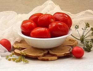 квашеные помидоры в тарелке