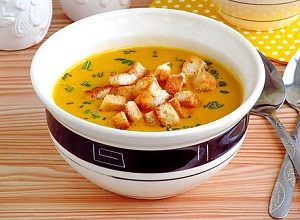 Суп из тыквы с сухариками в тарелке для супа